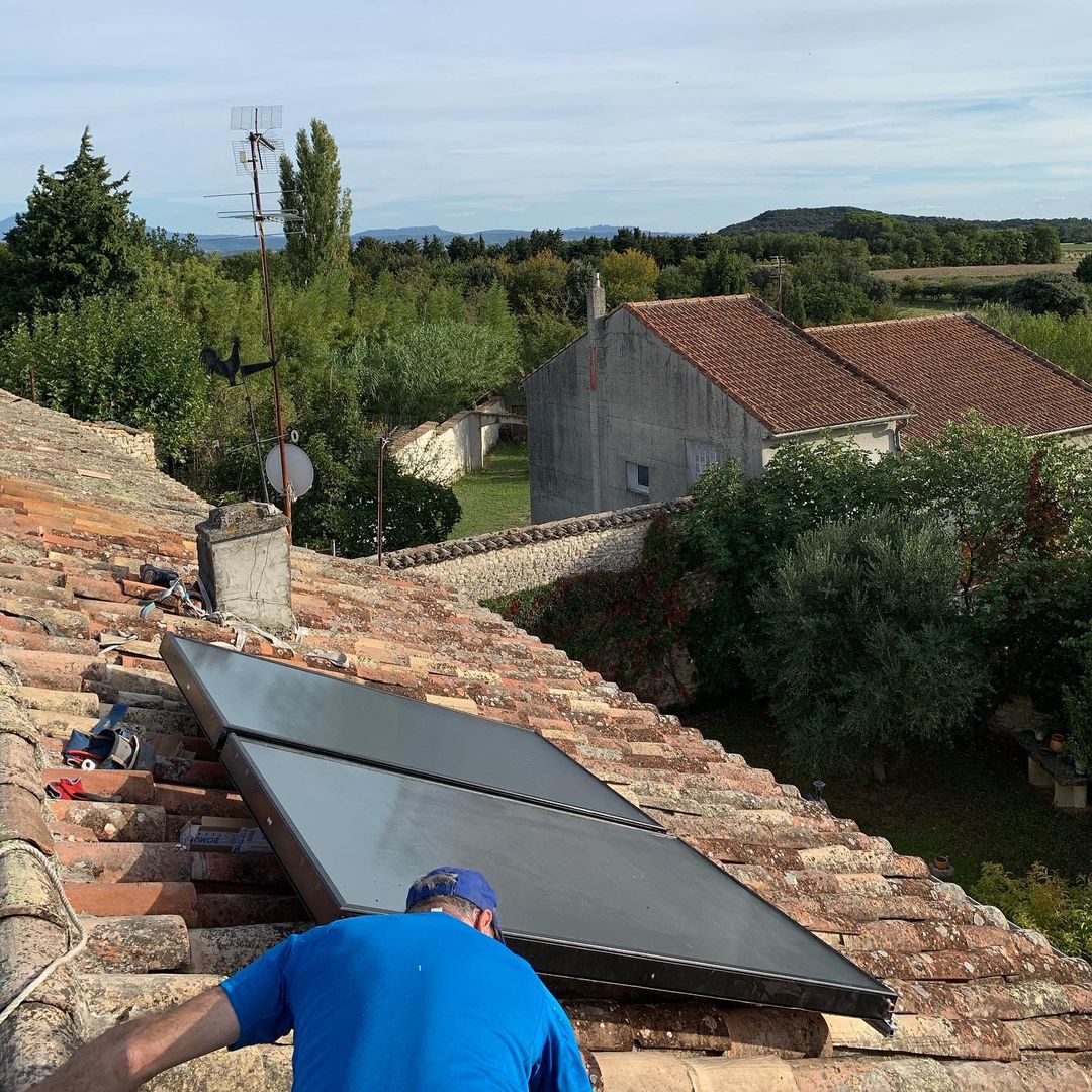 Vue sur les panneaux solaires en installation et sur le paysage drômois